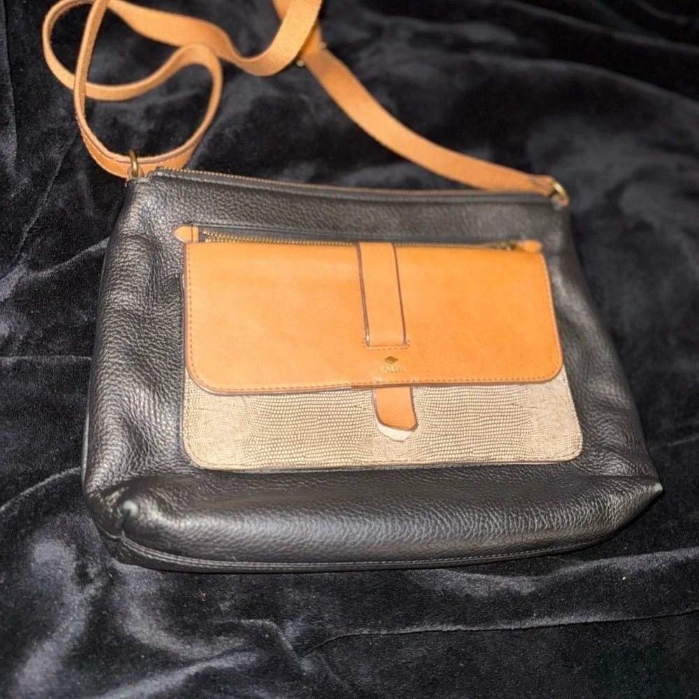 Fossil Black and Tan Crossbody Bag with Structured Elegance